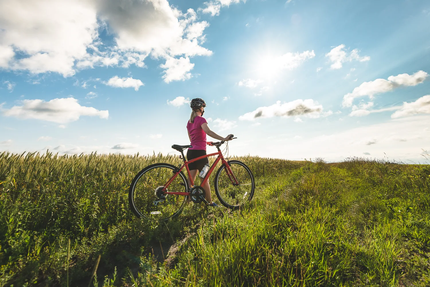 Aulac.veloroute.femme.dans.champ